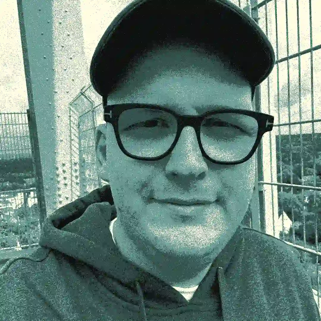 Konstantin Jacquet, Porträt mit Schiebermütze und Brille.