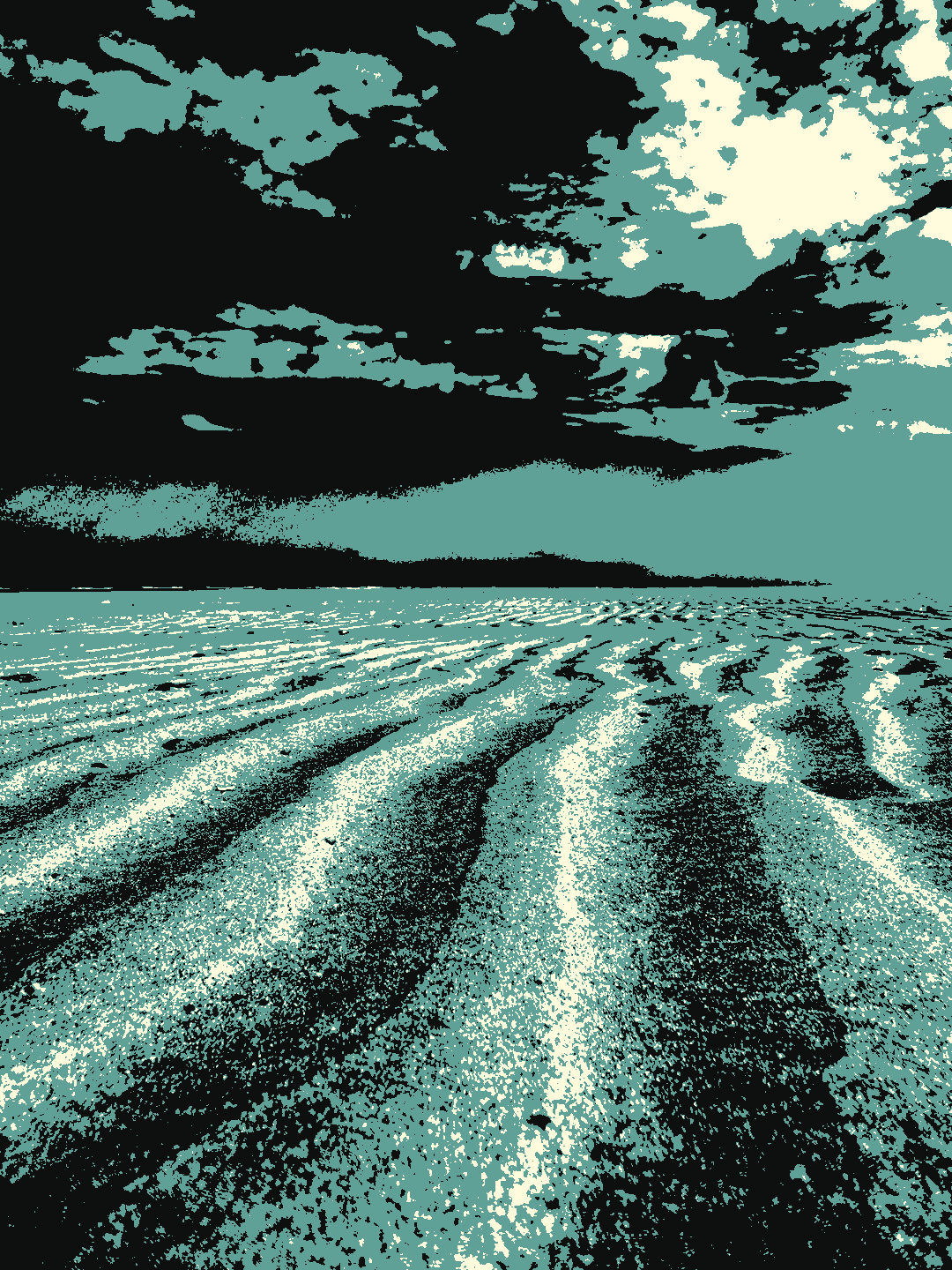 Geriffelter Sand zieht sich bis zum Horizont, darüber Schäfchenwolken am blauen Himmel.